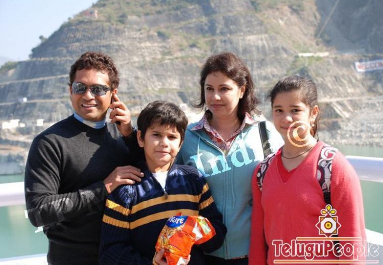 http://www.telugupeople.com/uploads/sportsGallery/200909/sachin_tendulkar_Family.jpg